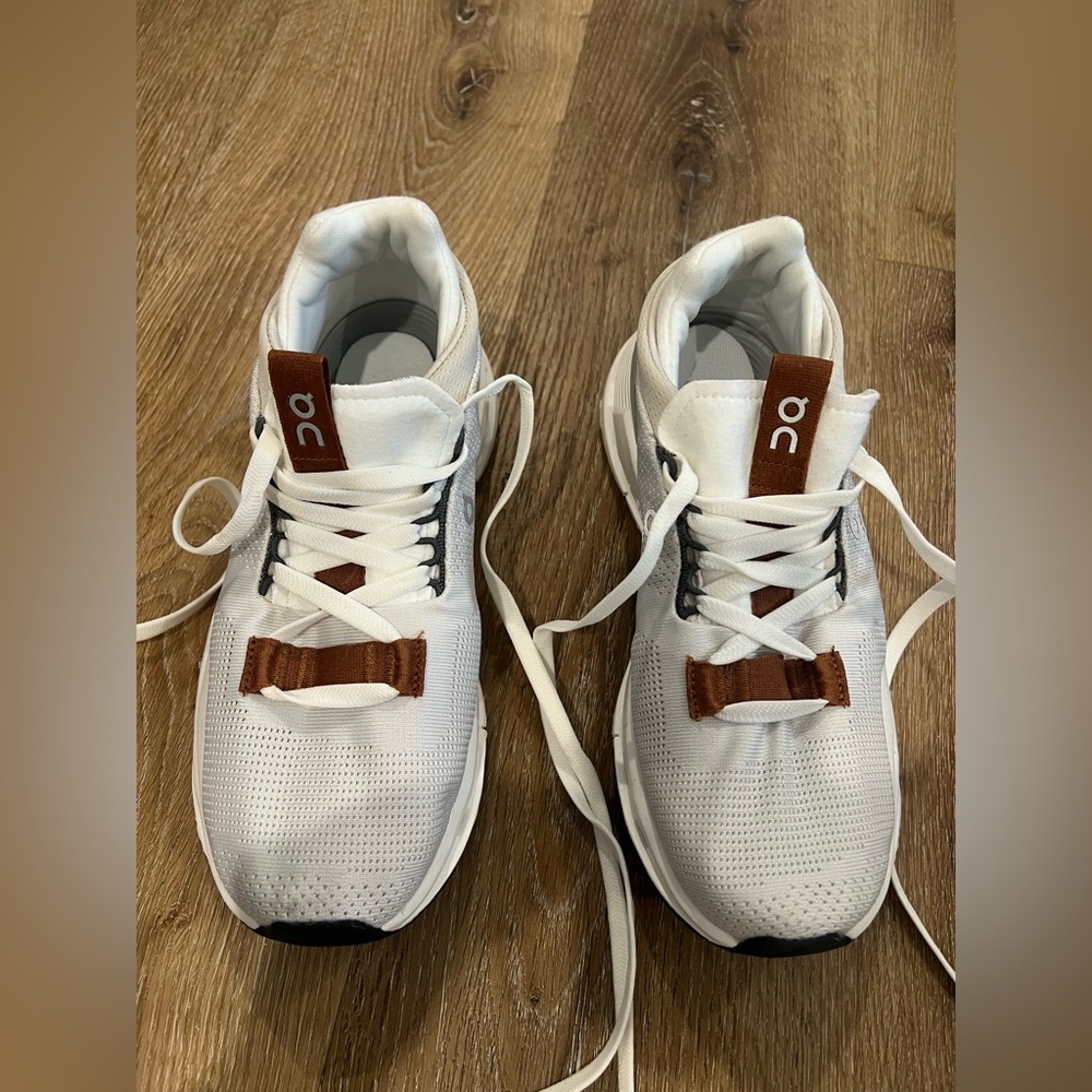 Women’s cloud sneakes